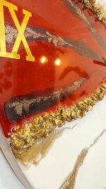 orologio-da-parete-in-resina-con-dettagli-dorati