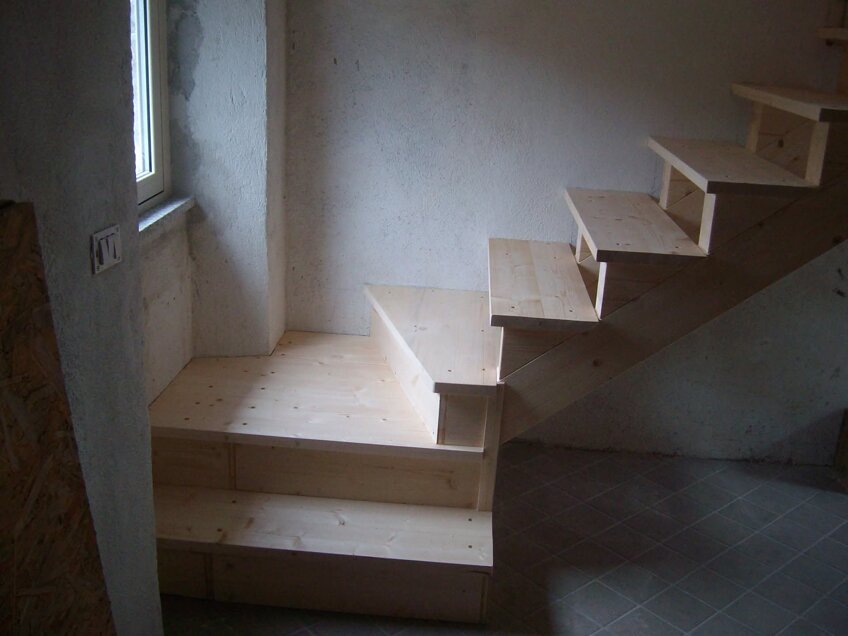 Scala interna in legno su misura con design moderno, costruita artigianalmente da Bespokewoodart Genova Scala interna in legno su misura con design moderno, costruita artigianalmente da Bespokewoodart Genova