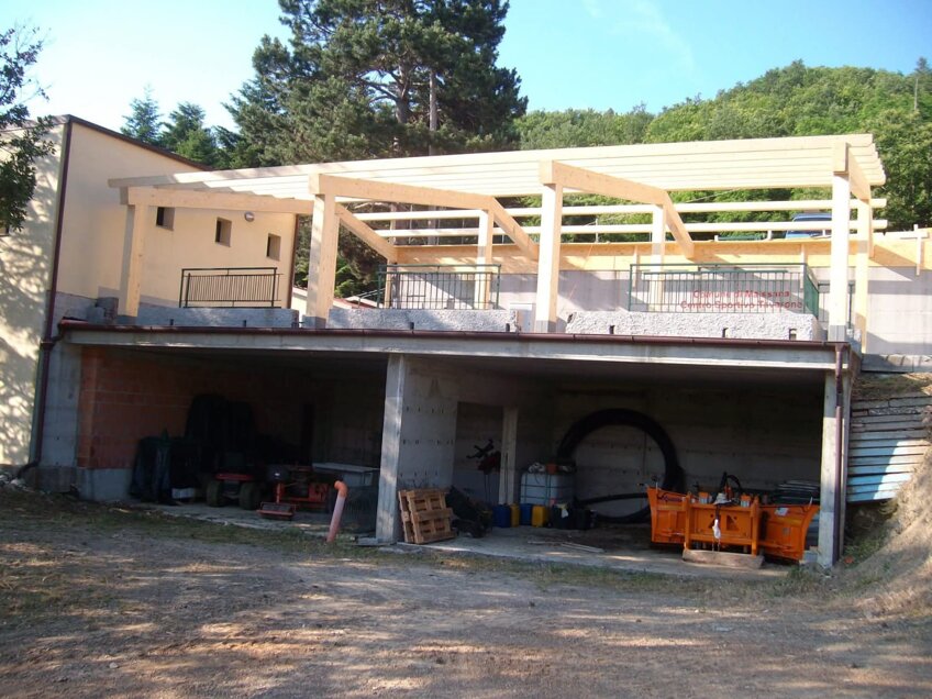 Struttura in legno lamellare per copertura esterna su edifico, realizzata artigianalmente da Bespokewoodart Genova Struttura in legno lamellare per copertura esterna su edifico, realizzata artigianalmente da Bespokewoodart Genova