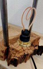 lampada-da-tavolo-in-legno-dulivo-e-metallo