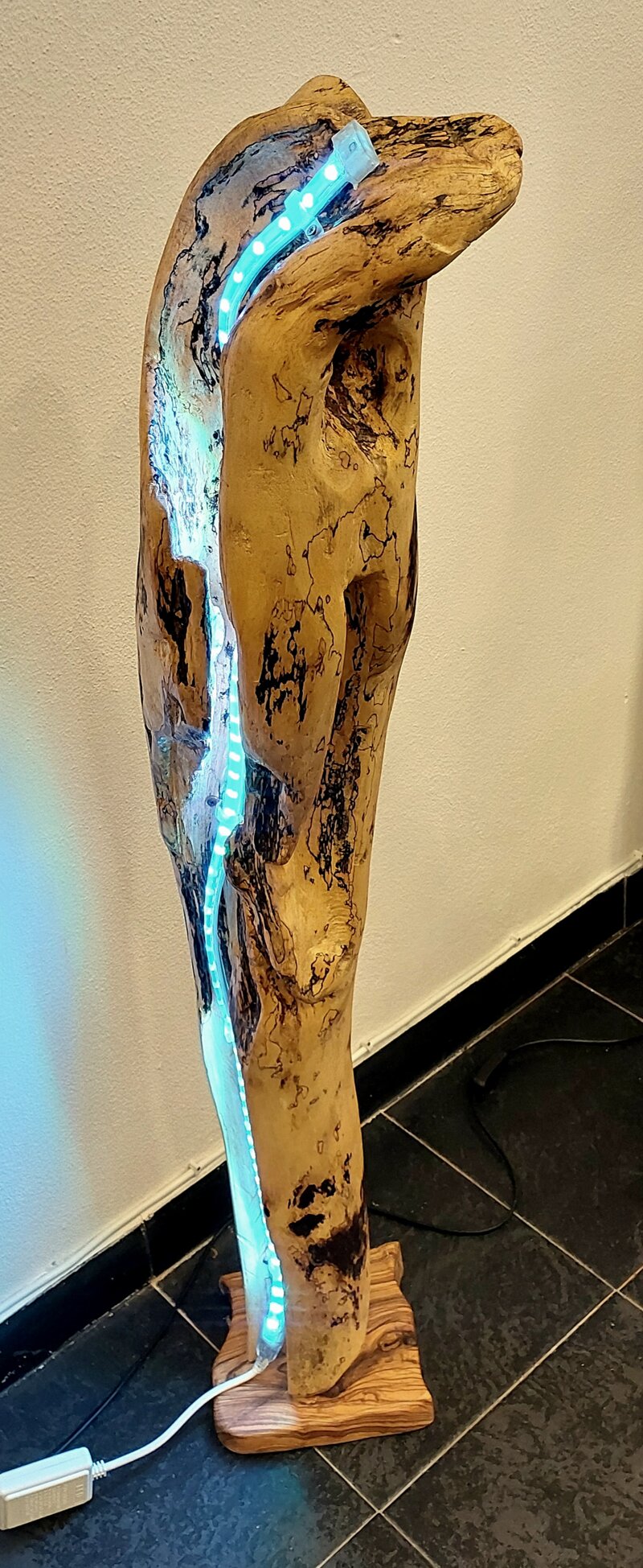 lampada-da-terra-in-tronco-di-pioppio-e-base-in-ulivo-con-luce-led