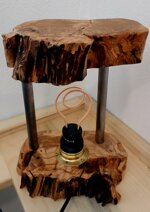 lampada-da-tavolo-in-legno-dulivo-e-metallo