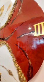 orologio-da-parete-in-resina-con-dettagli-dorati