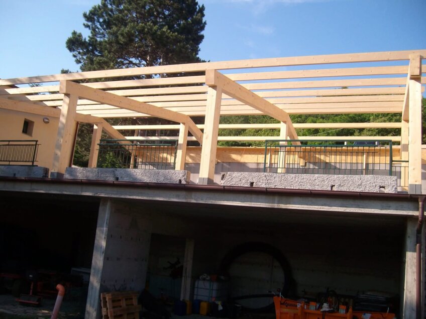 Struttura in legno lamellare per tettoia o pergola, installata su terrazzo, realizzazione su misura di Bespokewoodart Genova Struttura in legno lamellare per tettoia o pergola, installata su terrazzo, realizzazione su misura di Bespokewoodart Genova