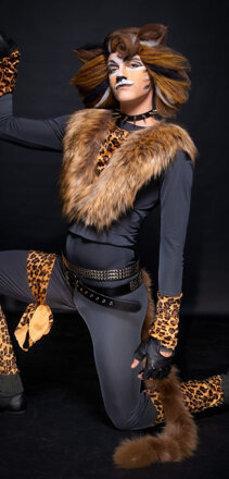 RUM TUM TUGGER C01 tutina - C02 gilet di pelo - P01 parrucca - S01 coda