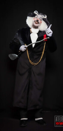 BUSTOPHER JONES C07 cappotto con coda e catena dorata C08 imbottitura P04 parrucca S12 bavaglio S13 gambaletti