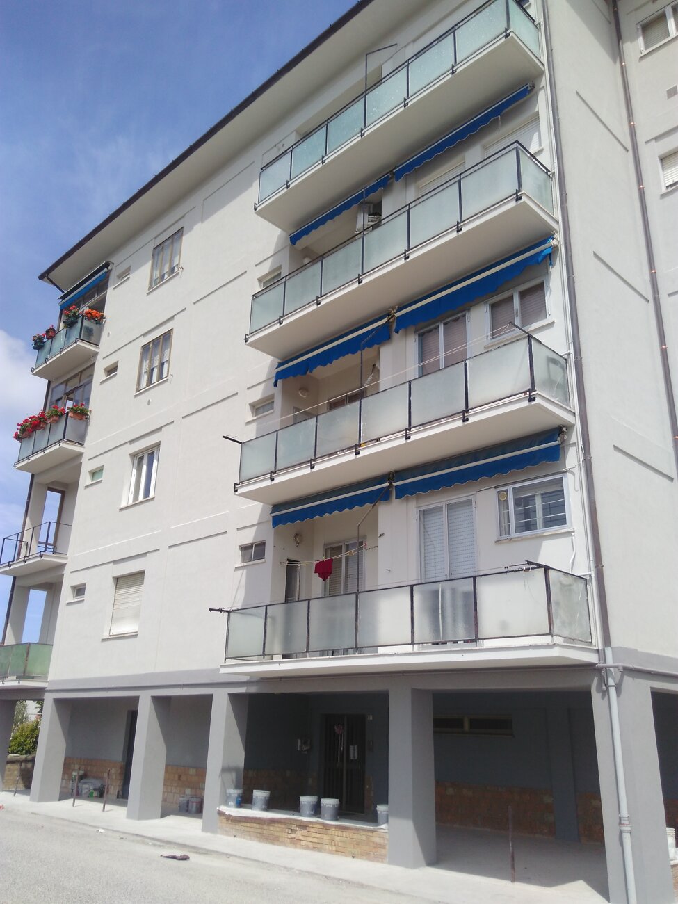 Ristrutturazione facciate esterne con ripristino intonaco e C.A. travi e pilastri