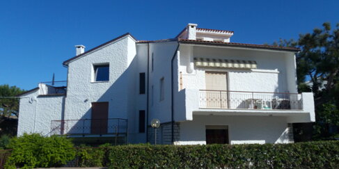 Cond. Mareverde Marcelli dopo Pulizia facciate con idropulitrice e trattamento anti alga con tinteggiatura finale.