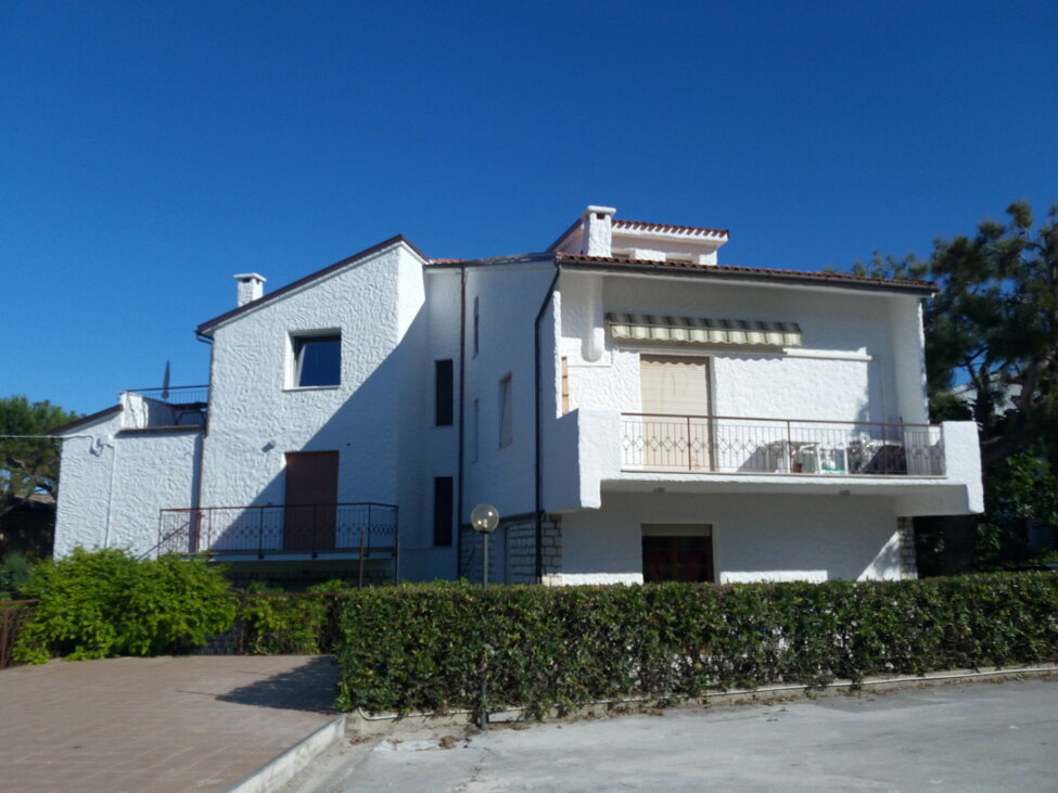 Pulizia facciate con idropulitrice e trattamento anti alga con tinteggiatura finale.