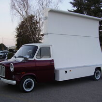 Vela pubblicitaria con sistema a vela snodata Vela pubblicitaria fissa con sistema a svela snodata su camion d'epoca Ford