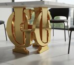 tavolo-quadrato-in-marmo-e-base-con-logo-gi