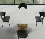 tavolo-quadrato-in-marmo-e-base-con-logo-gi