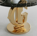 tavolino-rotondo-con-top-in-marmo-nero-e-base-con-logo-in-oro-cromato