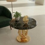 tavolino-rotondo-con-top-in-marmo-nero-e-base-con-logo-in-oro-cromato