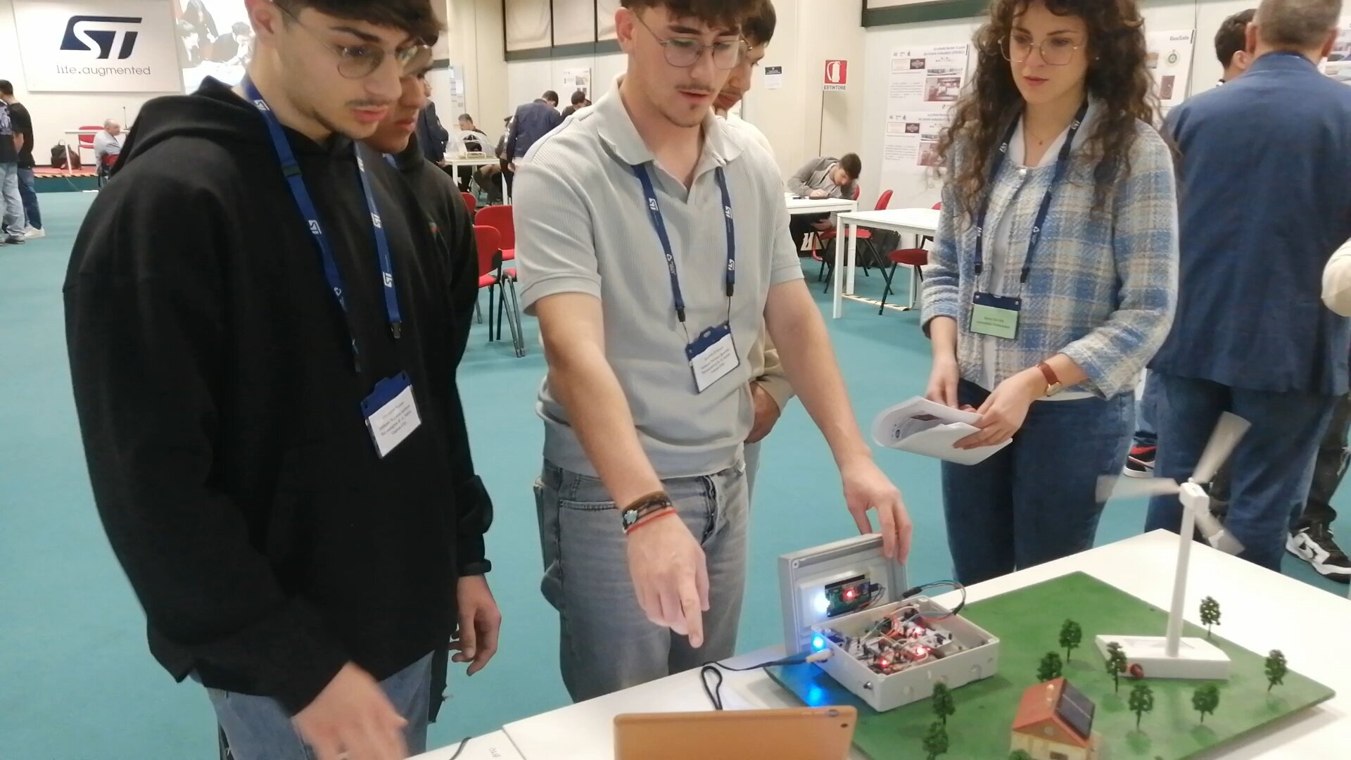 Modello ibrido eolico-fotovoltaico con IoT