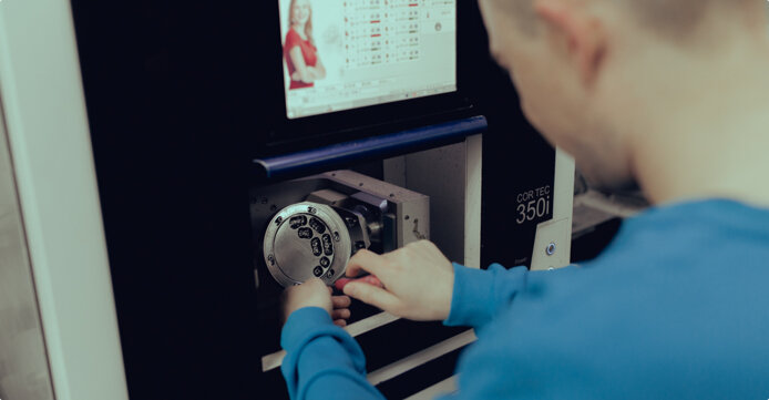 fresatore in azione.jpeg fresatore in azione.jpeg