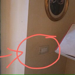 Ingresso nella hall. Luce scale a sinistra