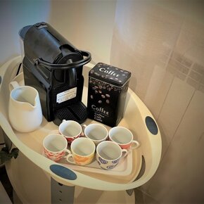 Angolo Caffè con macchinetta Nespresso e capsule