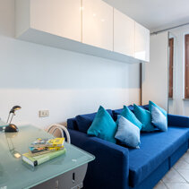 Cameretta con divano letto King Size con finestra