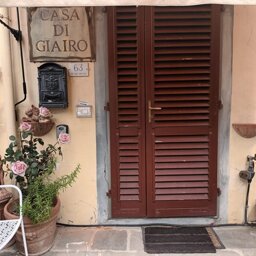 Entrata esterna della casa e smart-lock a sinistra
