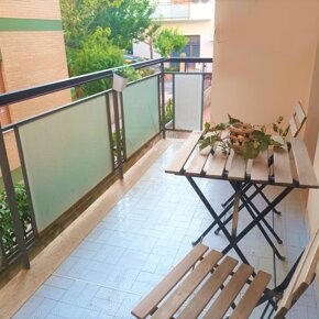 Balcone in soggiorno con tavolo e sedie