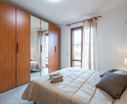 Camera con armadio con ante a specchio