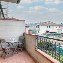 Balcone in camera matrimoniale con tavolino