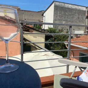 Balcone sopraelevato nel resede sui tetti