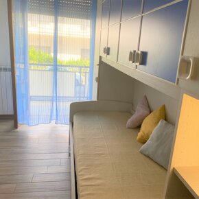 Letto singolo e porta finestra su terzo balcone