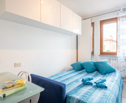 Divano letto aperto con finestra sul bacone