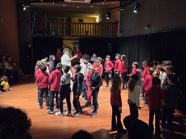 giovanni e tantissimi bimbi sfondo musici.jpeg giovanni e tantissimi bimbi sfondo musici.jpeg