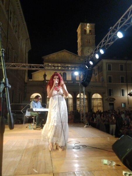 lavinia e chiesa.jpeg