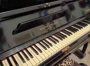 sala%20musica%20tappeti%202.jpeg sala%20musica%20tappeti%202.jpeg