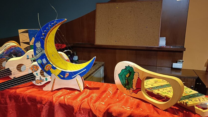 cetre ed ukuleles costruiti.jpeg cetre ed ukuleles costruiti.jpeg