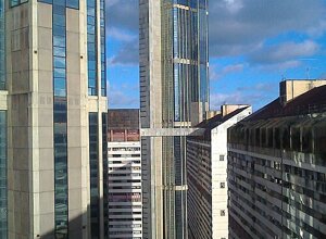 la_previsora,_torre_domus,_y_el_panorama_urbano_de_caracas.jpeg