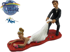 Statuina per torta nuziale Les Alpes Funny World in resina, 14 cm: uno sposo sorridente in smoking trascina la sposa per una gamba mentre lei cerca di aggrapparsi. ENTRATA LIBERA SHOPPING Via Marco Emilio Lepido 54/4E 40132 Bologna Borgo Panigale Statuina per torta nuziale Les Alpes Funny World in resina, 14 cm: uno sposo sorridente in smoking trascina la sposa per una gamba mentre lei cerca di aggrapparsi. ENTRATA LIBERA SHOPPING Via Marco Emilio Lepido 54/4E 40132 Bologna Borgo Panigale