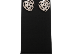 Orecchini in metallo a lobo con un delicato design a cuore traforato presentano una forma a cuore caratterizzata da un'elegante lavorazione ad intreccio o filigrana metallica che crea un motivo leggero e sinuoso chiusura farfallina ENTRATA LIBERA SHOPPING Via Marco Emilio Lepido 54/4E 40132 Bologna Borgo Panigale Orecchini in metallo a lobo con un delicato design a cuore traforato presentano una forma a cuore caratterizzata da un'elegante lavorazione ad intreccio o filigrana metallica che crea un motivo leggero e sinuoso chiusura farfallina ENTRATA LIBERA SHOPPING Via Marco Emilio Lepido 54/4E 40132 Bologna Borgo Panigale