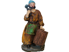 Statuina per presepio raffigurante un artigiano con berretto azzurro, barba scura e una casacca dai toni caldi con grembiule verde legato in vita. L'uomo tiene un attrezzo da lavoro appoggiato alla spalla destra e con la mano sinistra sorregge una cassa o un blocco di legno strutturato poggiato a terra. ENTRATA LIBERA SHOPPING via Emilio Lepido 54/4E 40132 Bologna Borgo Panigale