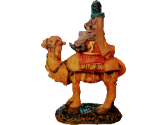 Statuina per presepe raffigurante il Re Magio Baldassarre in sella a un cammello. Il personaggio indossa abiti con mantello e copricapo, mentre l'animale presenta una sella decorata con finiture rosse e dorate, poggiato su una base rocciosa. EAN 803113739033 ENTRATA LIBERA SHOPPING via Emilio Lepido 54/4E 40132 Bologna Borgo Panigale