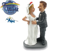 Statuina per torta nuziale Les Alpes Funny World in resina, 14 cm: caricatura di una sposa incinta in abito bianco e velo, con lo sposo in smoking che le tocca affettuosamente il pancione. ENTRATA LIBERA SHOPPING Via Marco Emilio Lepido 54/4E 40132 Bologna Borgo Panigale Statuina per torta nuziale Les Alpes Funny World in resina, 14 cm: caricatura di una sposa incinta in abito bianco e velo, con lo sposo in smoking che le tocca affettuosamente il pancione. ENTRATA LIBERA SHOPPING Via Marco Emilio Lepido 54/4E 40132 Bologna Borgo Panigale