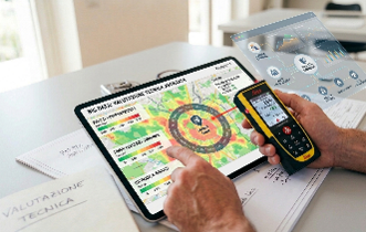 Dashboard digitale su tablet con heat map dei prezzi di mercato e statistiche immobiliari avanzate