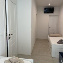 Camera da letto con tre letti singoli e TV