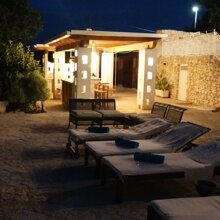 Area relax piscina in notturna