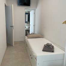 Camera da letto con tre letti singoli e bagno