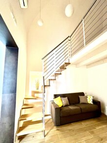 Scala per il mezzanino e Divano