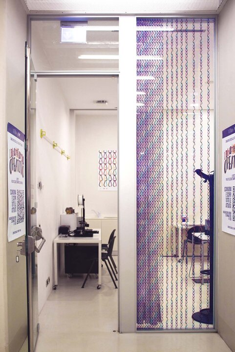 creative windows graphics, design vetrofania, designer vetrofania milano, 2d curtain graphics, makers space il pertini, il pertini cinisello, makerspace design, cultural space interior design, 