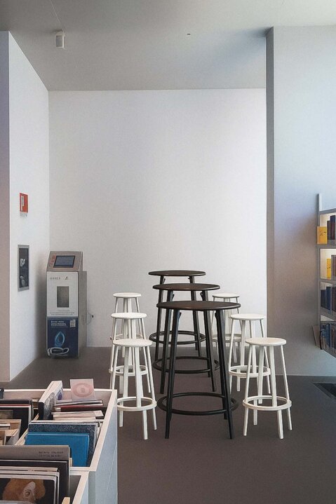 break area interior design, metal furniture for fooding area, minimal interior design project, break area in a library, break area il pertini cinisello, revolver stool hay, design spazi polifunzionali, multifunctional space design