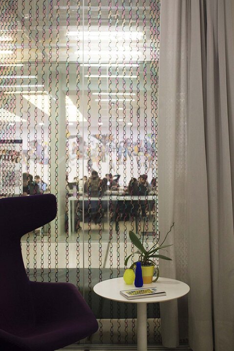 creative windows graphics, design vetrofania, designer vetrofania milano, 2d curtain graphics, makers space il pertini, il pertini cinisello, makerspace design, cultural space interior design, 