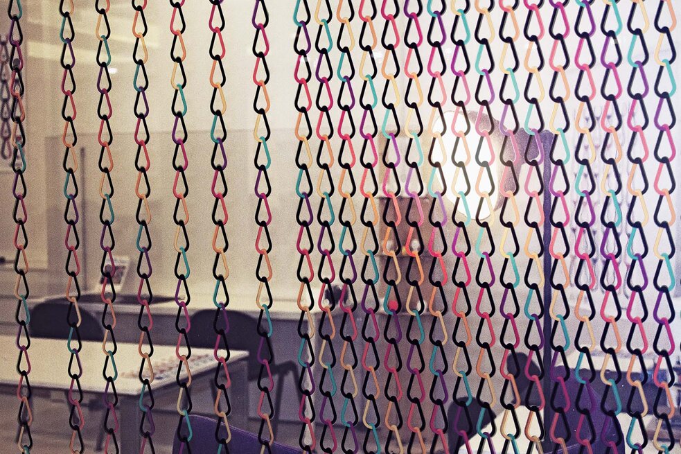 creative windows graphics, design vetrofania, designer vetrofania milano, 2d curtain graphics, makers space il pertini, il pertini cinisello, makerspace design, cultural space interior design, 