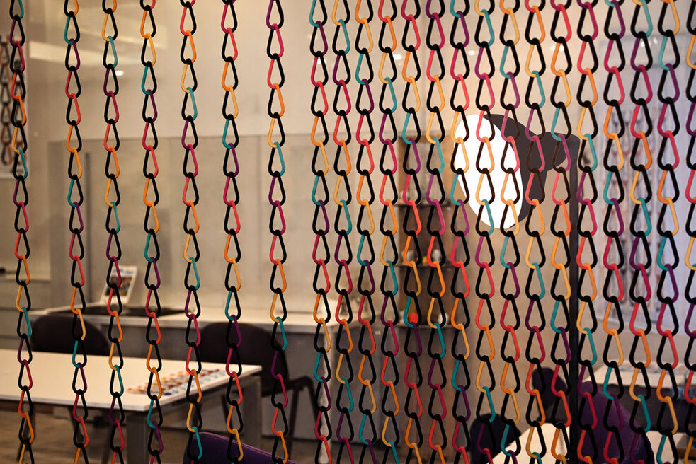 creative windows graphics, design vetrofania, designer vetrofania milano, 2d curtain graphics, makers space il pertini, il pertini cinisello, makerspace design, cultural space interior design, laboratorio creativo il pertini, laboratorio creativo cinisello, spazio creativo biblioteca milano